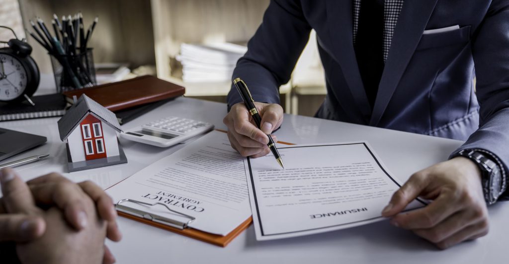 Unterzeichnung und Erläuterung eines Immobilienkaufvertrags